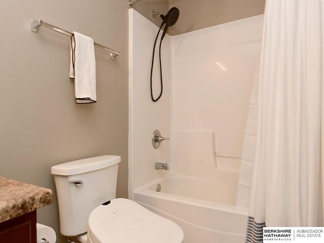8215 S 190 Avenue, Omaha, NE 68136