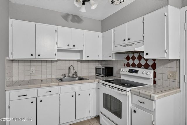 4030 LEONARD Circle E, Jacksonville, FL 32209