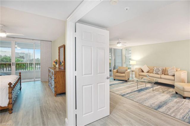 21 Bluebill Ave Apt 303, Naples, FL 34108