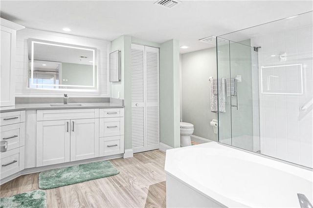 21 Bluebill Ave Apt 303, Naples, FL 34108