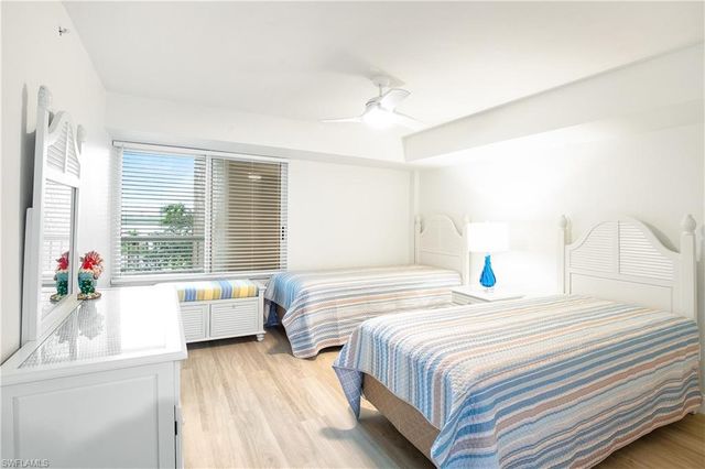 21 Bluebill Ave Apt 303, Naples, FL 34108