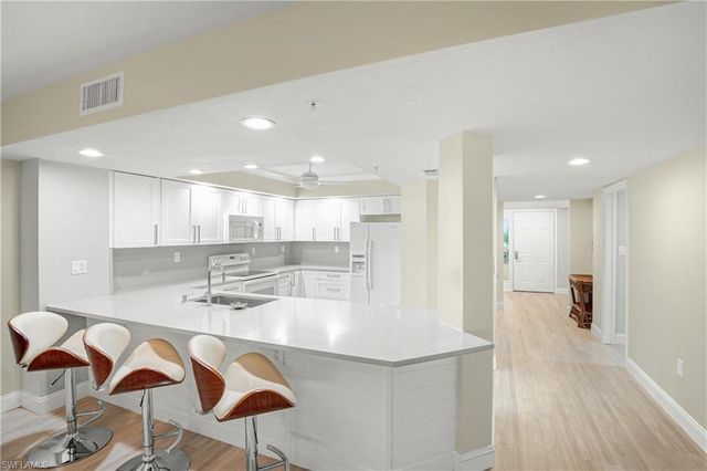 21 Bluebill Ave Apt 303, Naples, FL 34108