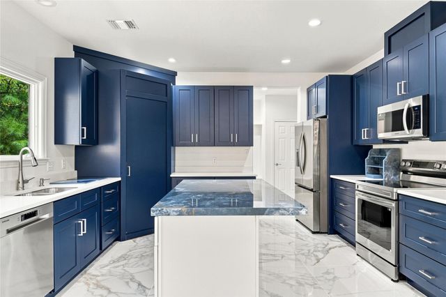 212 Makaha DR, Bastrop, TX 78602