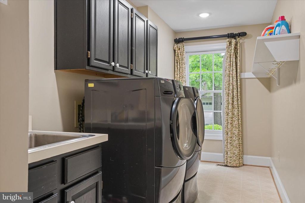 Image 21 of property listing at 5613 SUGARBUSH LN, Rockville, MD 20852