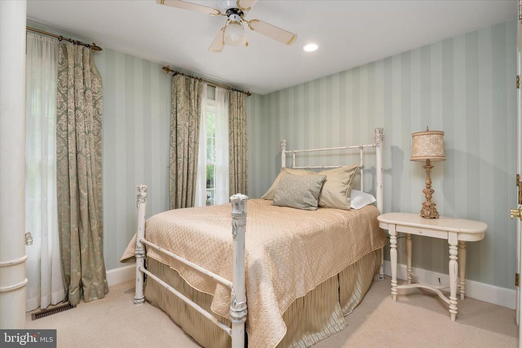 Image 24 of property listing at 5613 SUGARBUSH LN, Rockville, MD 20852
