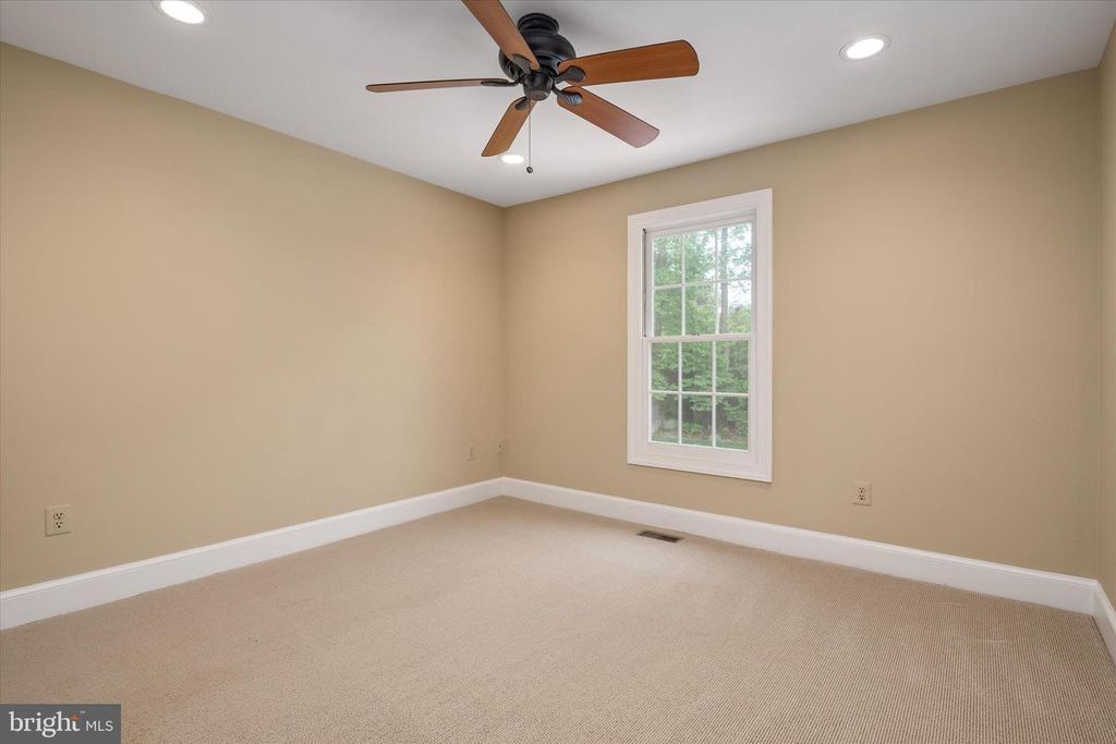 Image 25 of property listing at 5613 SUGARBUSH LN, Rockville, MD 20852