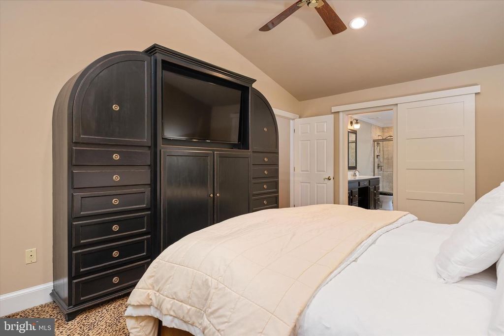 Image 31 of property listing at 5613 SUGARBUSH LN, Rockville, MD 20852