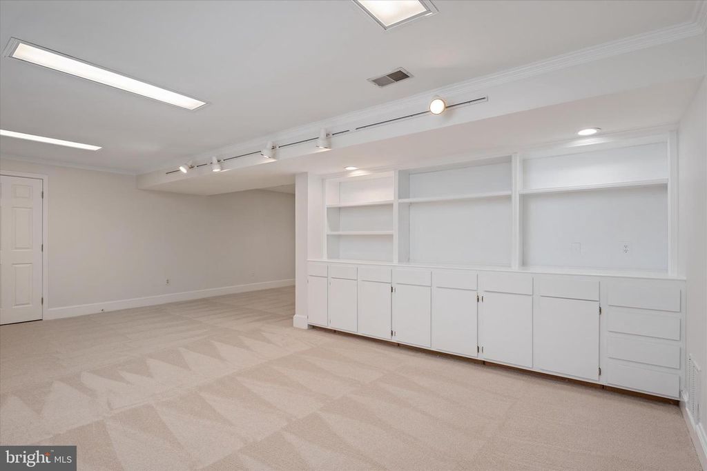 Image 36 of property listing at 5613 SUGARBUSH LN, Rockville, MD 20852