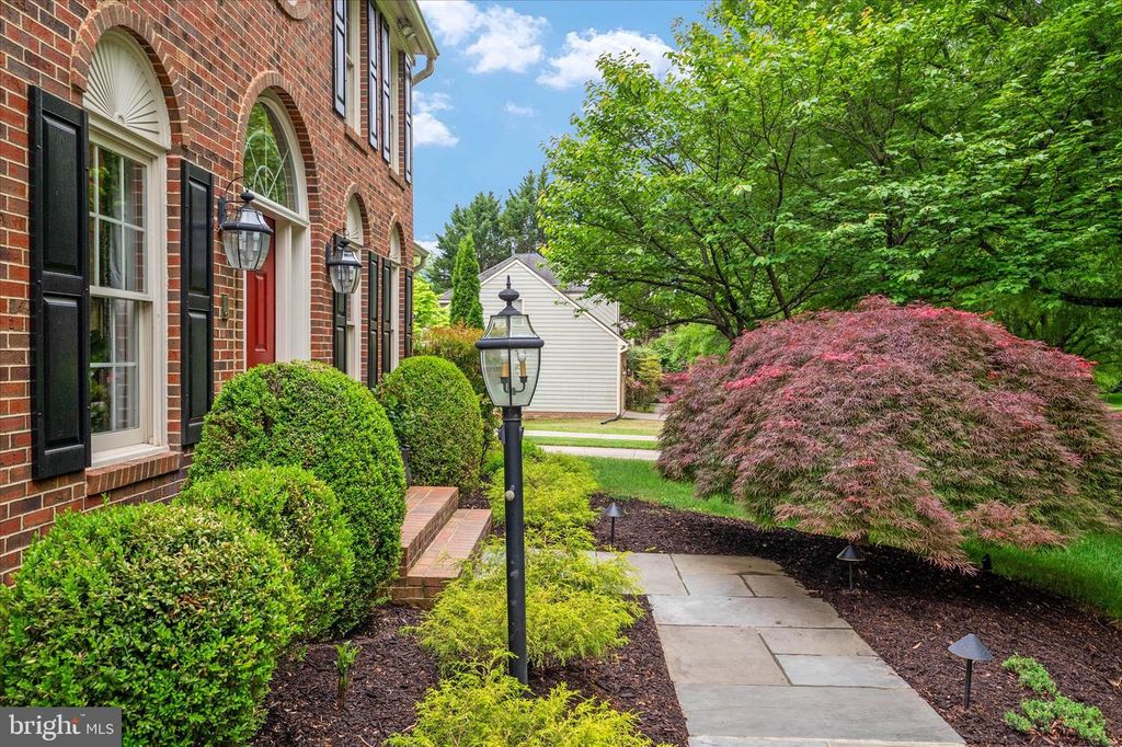Image 4 of property listing at 5613 SUGARBUSH LN, Rockville, MD 20852