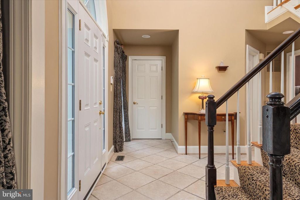 Image 6 of property listing at 5613 SUGARBUSH LN, Rockville, MD 20852