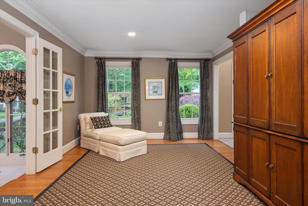 Image 8 of property listing at 5613 SUGARBUSH LN, Rockville, MD 20852