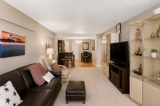 370 W Broadway 1D, Long Beach, NY 11561