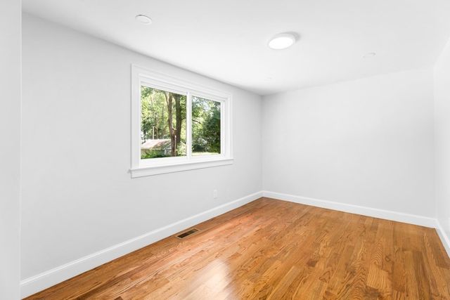 21 Lakeview Ave, Holbrook, MA 02343