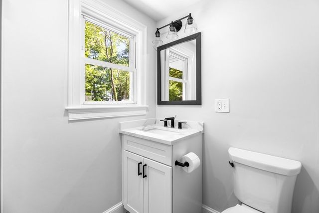 21 Lakeview Ave, Holbrook, MA 02343