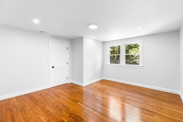 21 Lakeview Ave, Holbrook, MA 02343