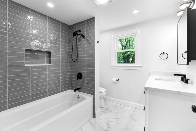 21 Lakeview Ave, Holbrook, MA 02343