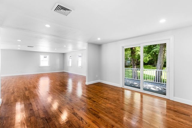21 Lakeview Ave, Holbrook, MA 02343