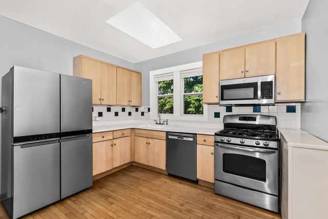 7457 N Maplewood Avenue, Chicago, IL 60645