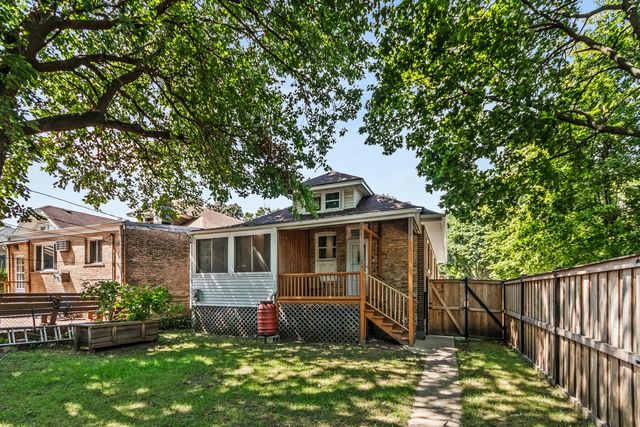 7457 N Maplewood Avenue, Chicago, IL 60645