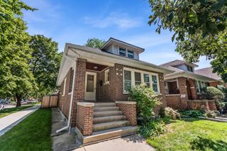 7457 N Maplewood Avenue, Chicago, IL 60645