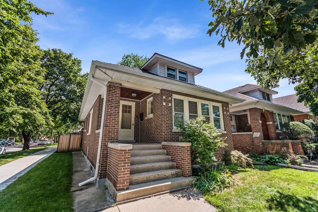 7457 N Maplewood Avenue, Chicago, IL 60645
