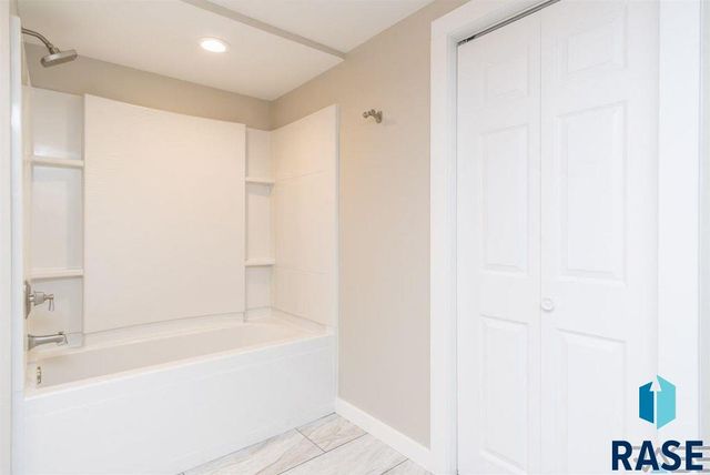 3013 S 5th Ave Avenue, Sioux Falls, SD 57105