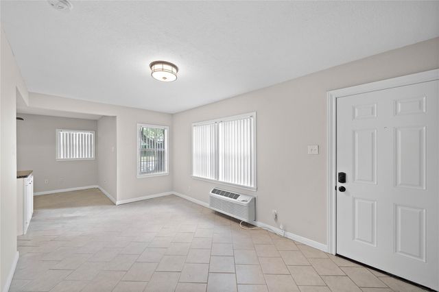 230 W 27th Street 2, Houston, TX 77008