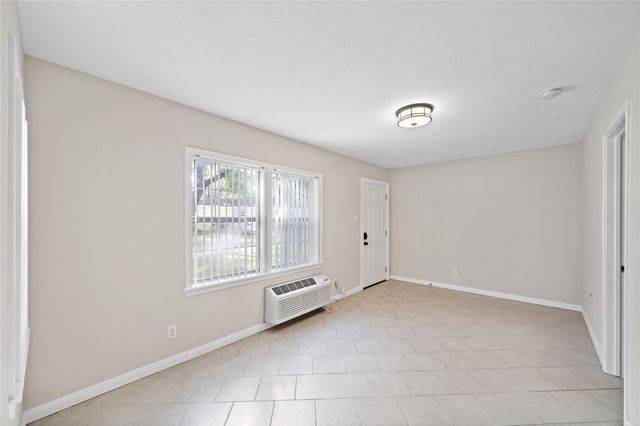 230 W 27th Street 2, Houston, TX 77008