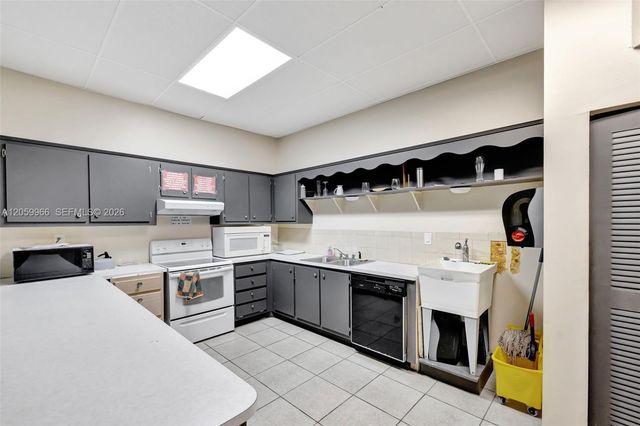 3431 NW 50th Ave 113, Lauderdale Lakes, FL 33319