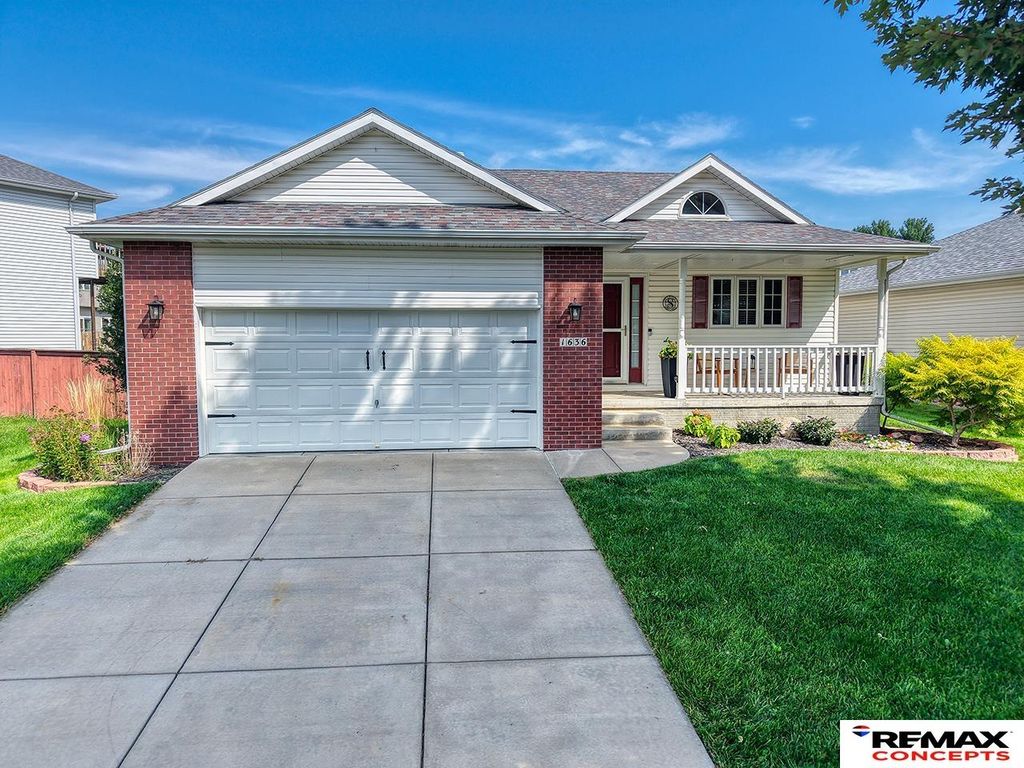 1636 Blackhawk Drive, Lincoln, NE 68521