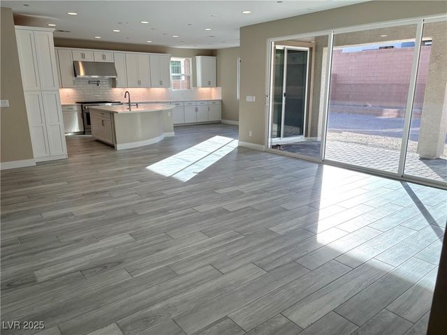 8775 Spencer Garrett Street, Las Vegas, NV 89113