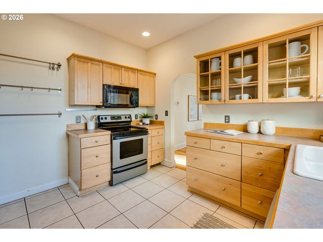 9468 N MOHAWK Ave, Portland, OR 97203