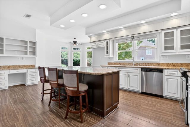 8875 STONE FARM CIR, Germantown, TN 38138