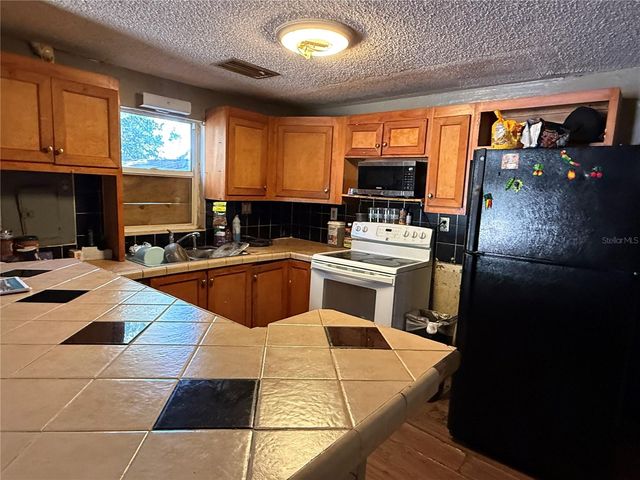10 MAYS STREET, Plant City, FL 33563