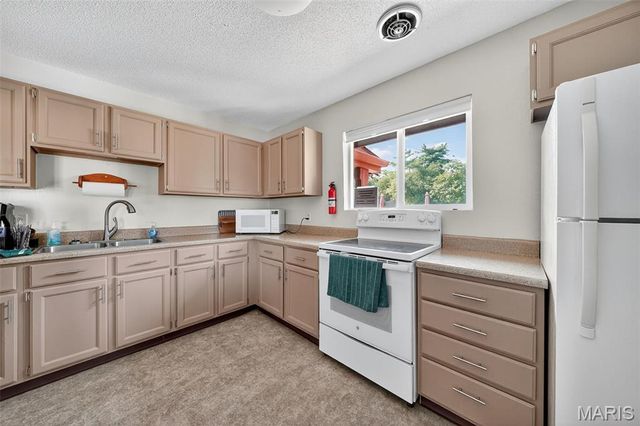 2074 Duclair Parkway, St Charles, MO 63304