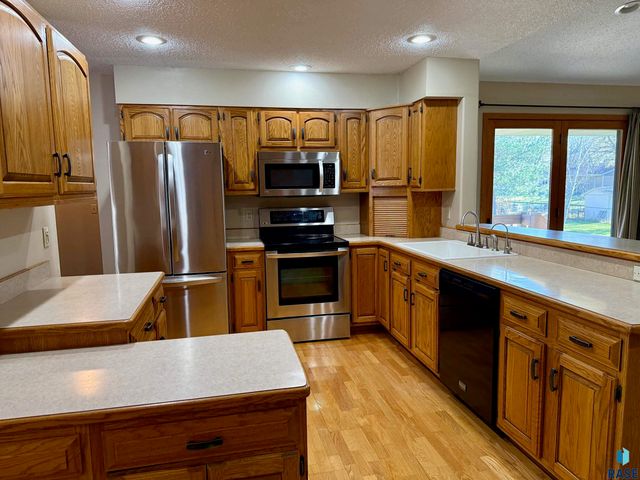 605 E 14th Ave Avenue, Mitchell, SD 57301