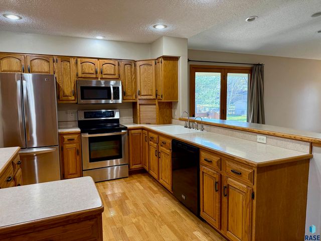 605 E 14th Ave Avenue, Mitchell, SD 57301