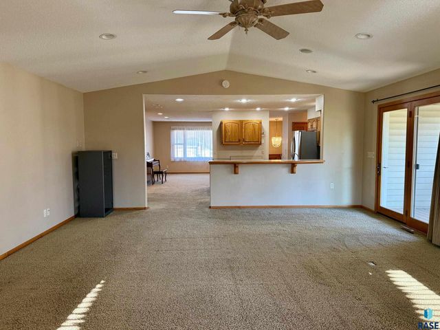 605 E 14th Ave Avenue, Mitchell, SD 57301