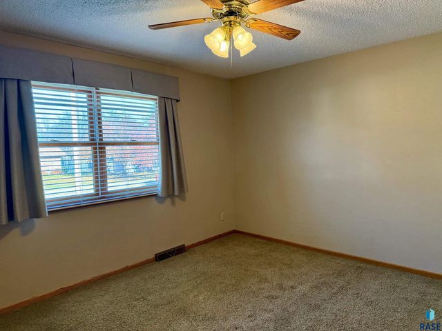 605 E 14th Ave Avenue, Mitchell, SD 57301