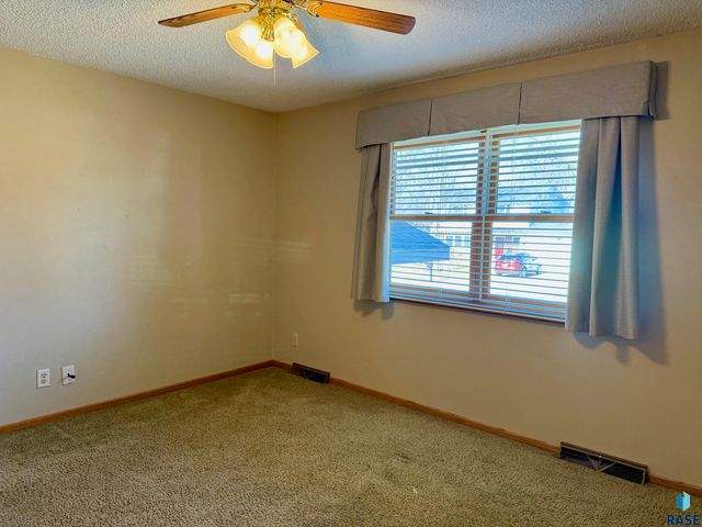 605 E 14th Ave Avenue, Mitchell, SD 57301