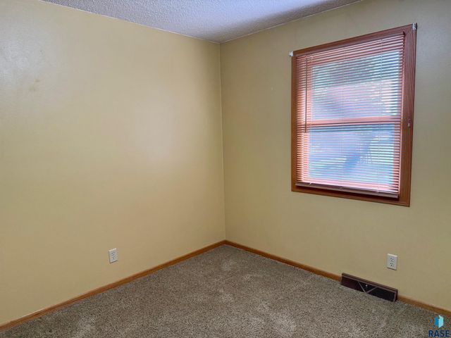 605 E 14th Ave Avenue, Mitchell, SD 57301