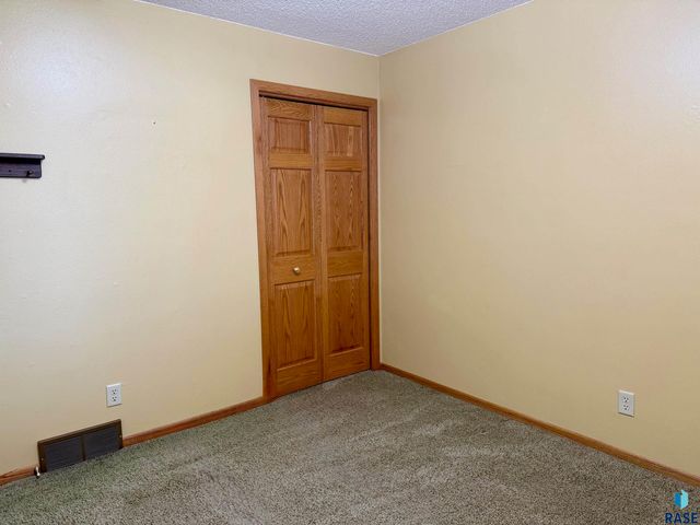 605 E 14th Ave Avenue, Mitchell, SD 57301