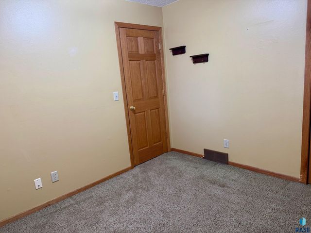 605 E 14th Ave Avenue, Mitchell, SD 57301