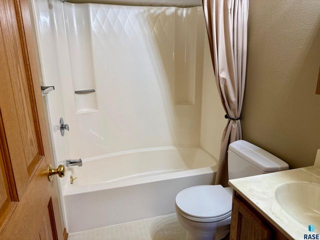 605 E 14th Ave Avenue, Mitchell, SD 57301