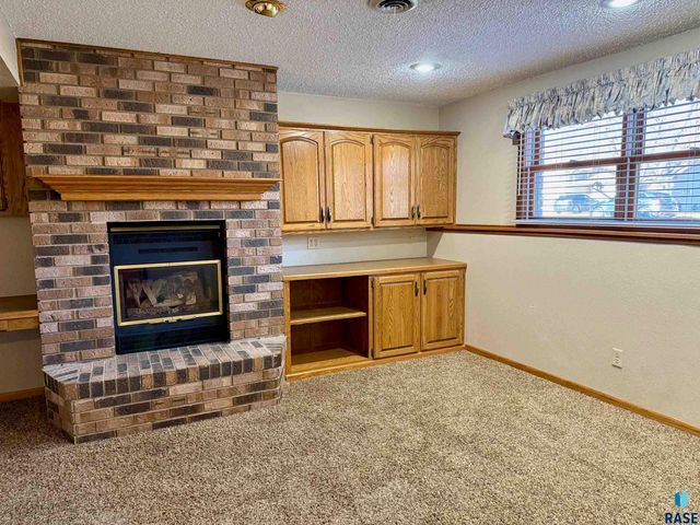 605 E 14th Ave Avenue, Mitchell, SD 57301