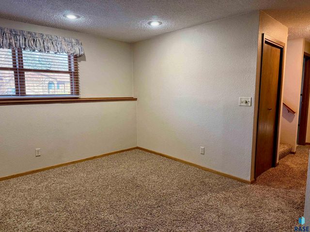 605 E 14th Ave Avenue, Mitchell, SD 57301