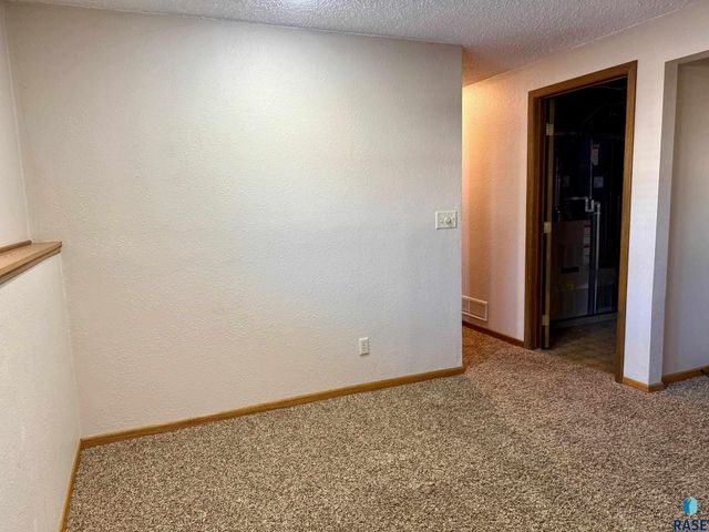 605 E 14th Ave Avenue, Mitchell, SD 57301