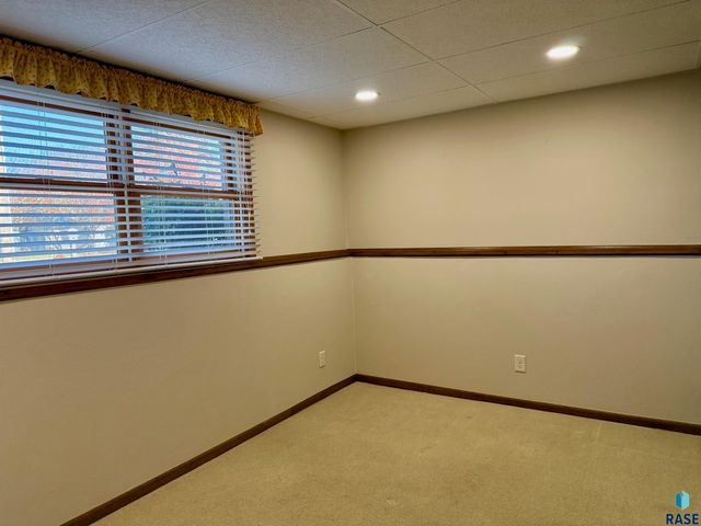 605 E 14th Ave Avenue, Mitchell, SD 57301