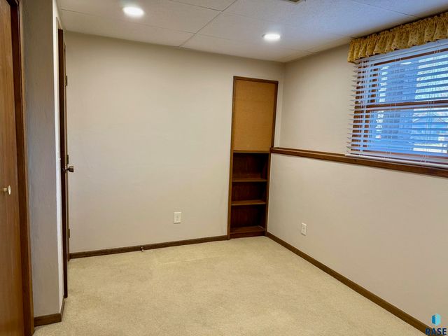 605 E 14th Ave Avenue, Mitchell, SD 57301