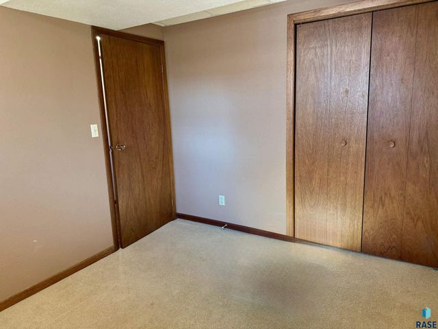 605 E 14th Ave Avenue, Mitchell, SD 57301